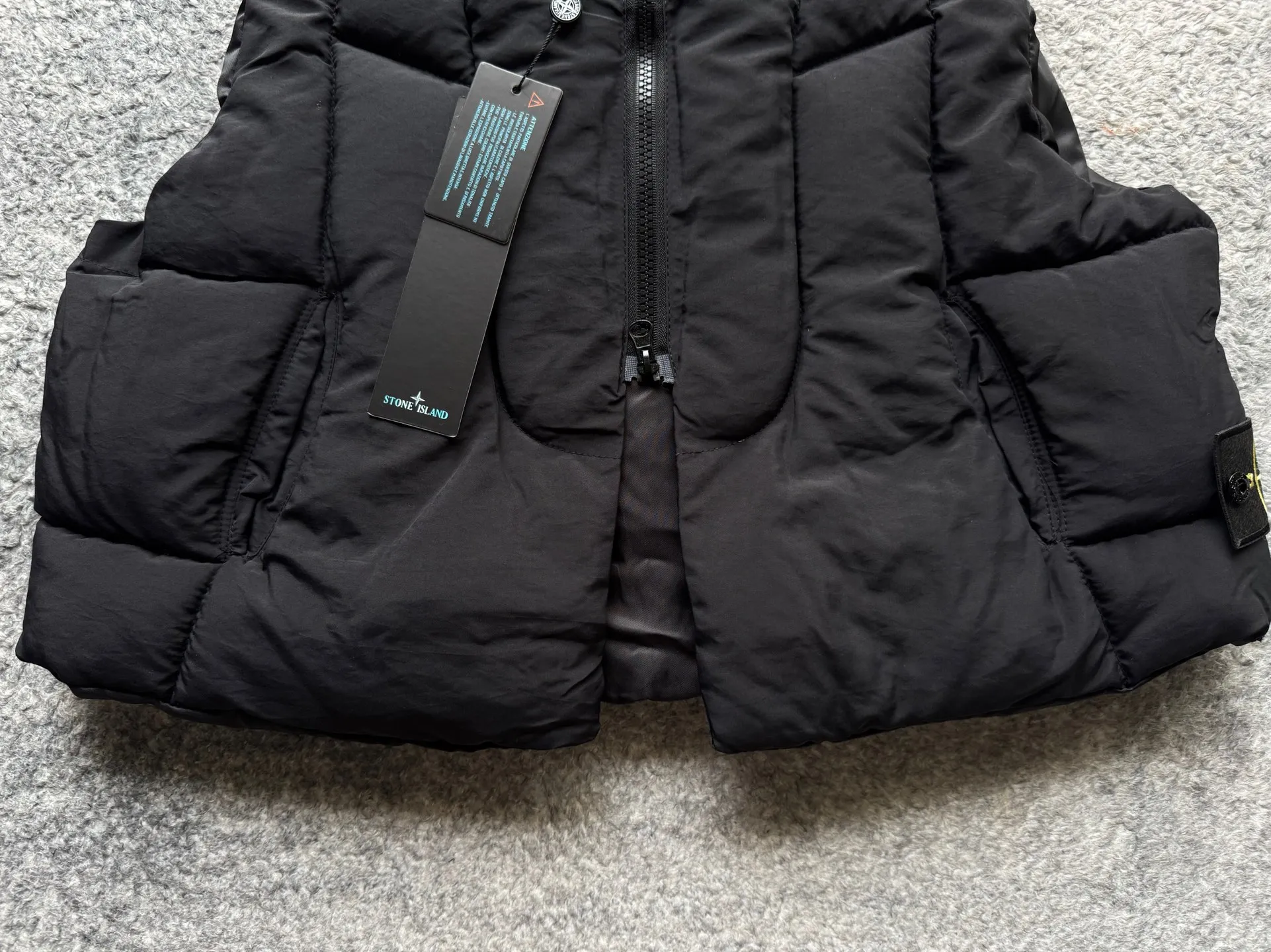 P280 Stone Island 25Fw Stone Island Linear Split Silhouette Cotton-Filled Deconstructed Waistcoat Jacket Stone Island's 2025 Grand Offering The outer layer is made of high-quality wrinkled nylon fabric, and the inner layer is filled with high-comfort and warm velvet cotton. The filling amount is very sufficient and the overall clothing is very full. The upper body silhouette and warmth are well guaranteed. The front and rear split line design is simple without losing details. The double zipper puller zipper increases practicality. The short design is very suitable for trendy matching in all seasons. It is very effective whether it is paired with a sweatshirt or a jacket. The basic black and chocolate brown meet the requirements of jumping in color and being versatile. It is a powerful tool for matching lazy suits when going out on the street. The classic emblem armband of Stone Island highlights the brand tension. It is first released on the entire network. Manufactured by a large factory. Complete with three-label accessories. Same style for men and women. Color: brown/black Size: m～xl